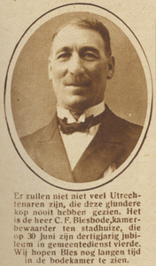871304 Portret van C.F. Bles (Laan van Puntenburg 1) te Utrecht, die 30 jaar bode-kamerbewaarder is in het Stadhuis.